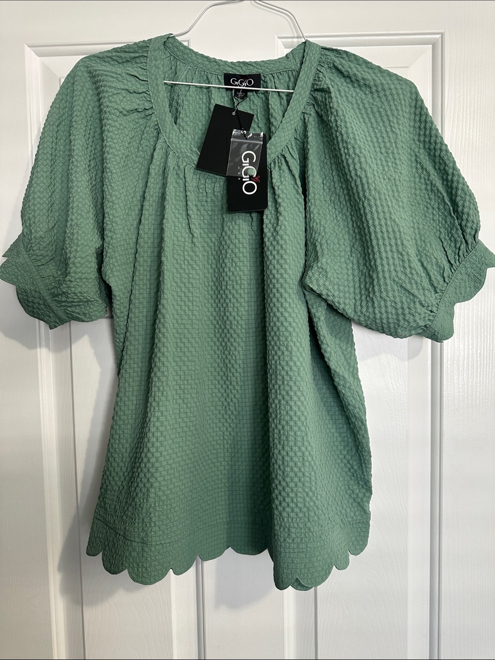 NWT Cute! Scallop Hem Textured Puff Sleeve Blouse - GiGiO Sage Green size L